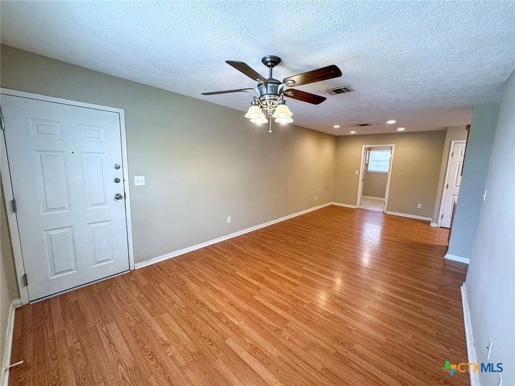 139 Sherwood Dr - Photo 4 of 17
