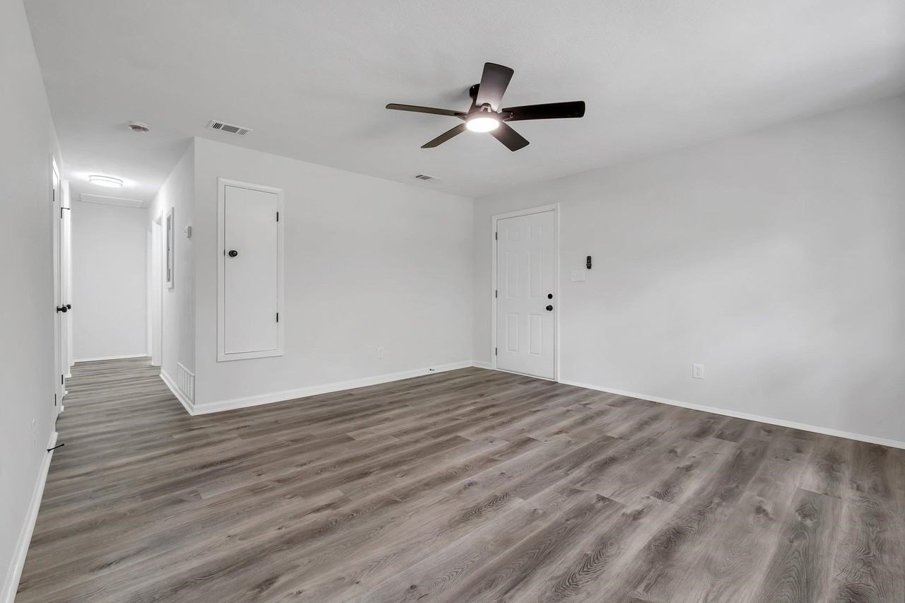 315 Meadowbrook Ln - Photo 4 of 21