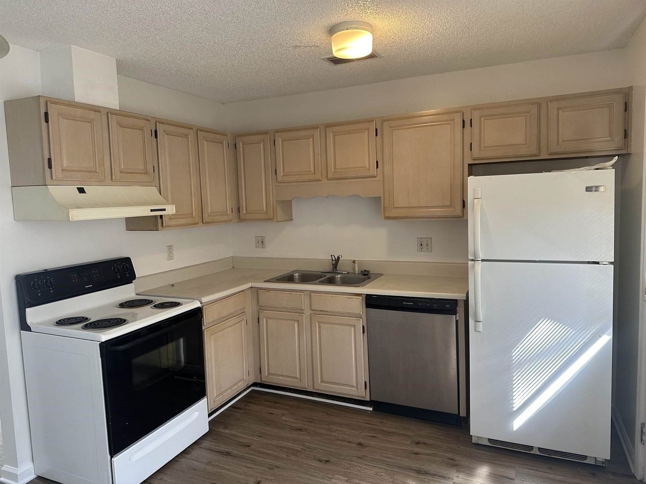 1571 Coombs Dr #2 - Photo 5 of 7