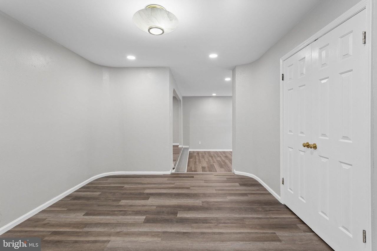 932 Chanticleer - Photo 2 of 32