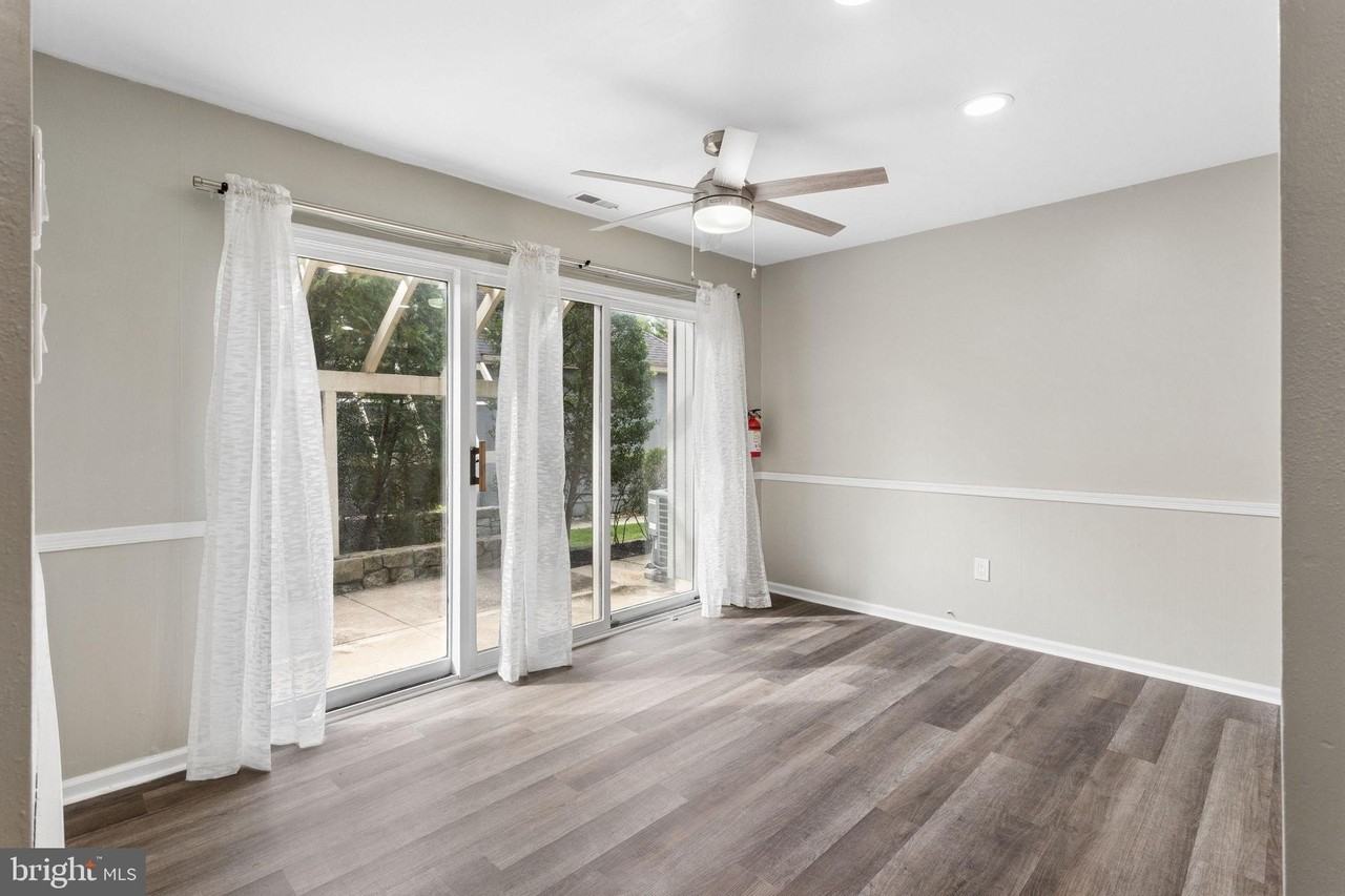 932 Chanticleer - Photo 4 of 32