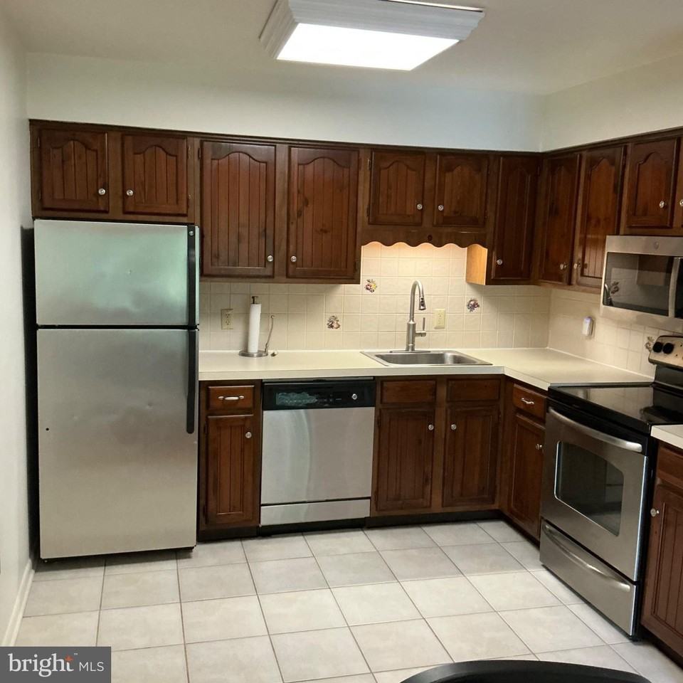 47 Lambert Ln - Photo 2 of 11
