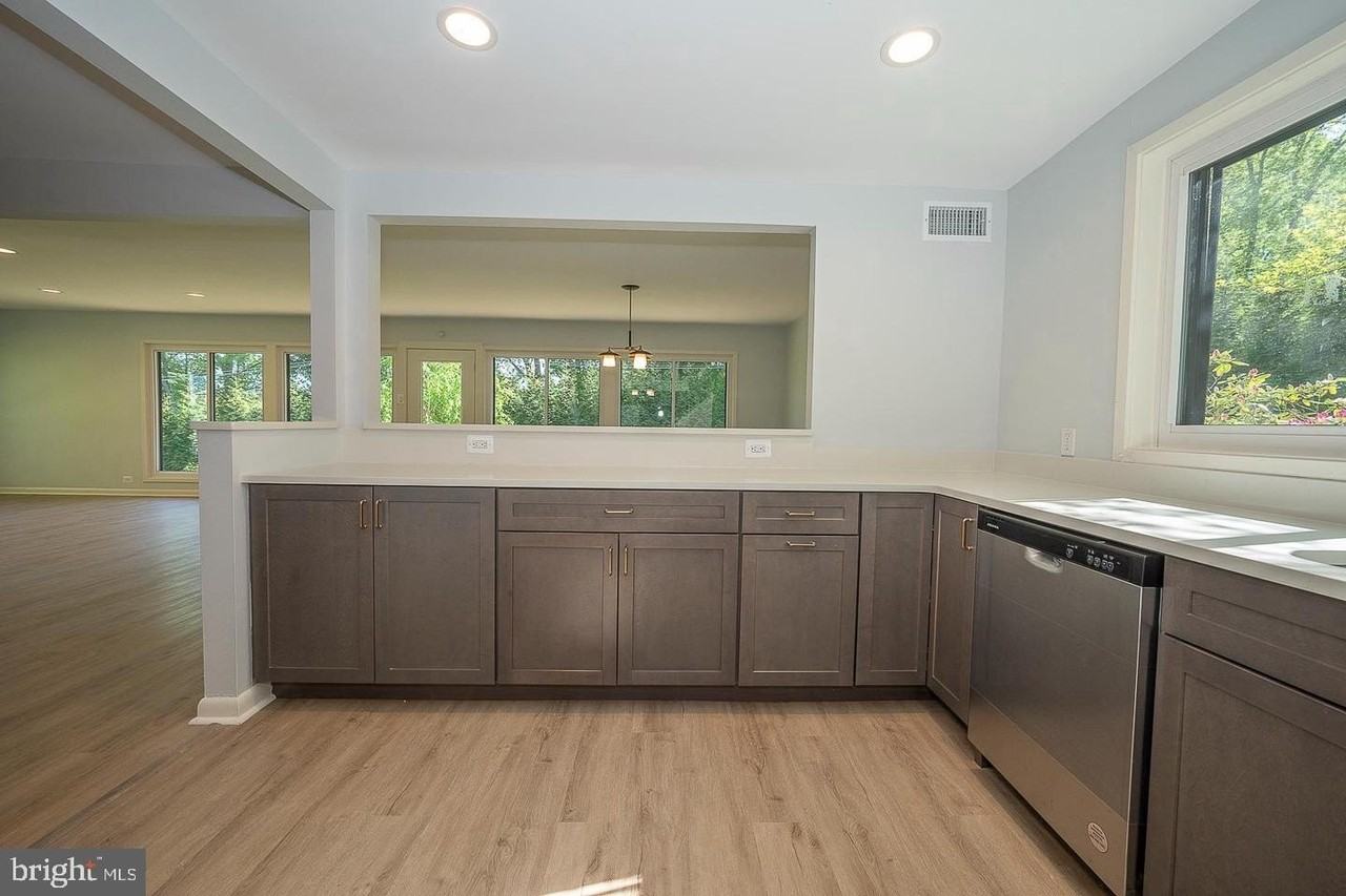 701 Mount Pleasant Rd - Photo 4 of 32