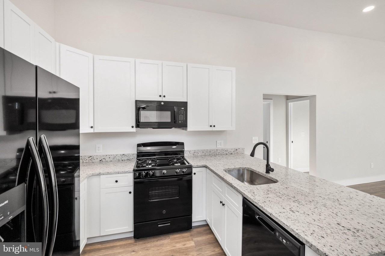 424 Chestnut St #1 - Photo 3 of 36