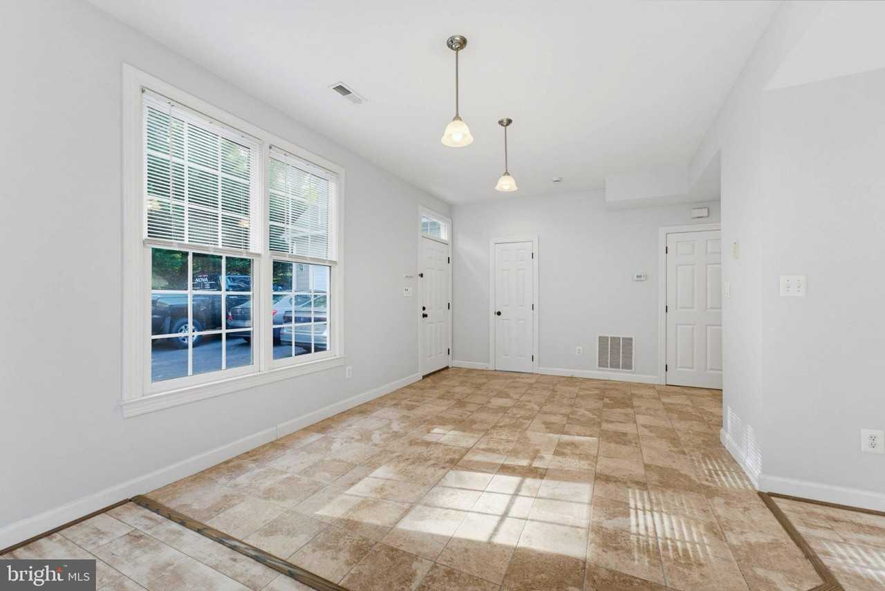 10903 Maple St - Photo 4 of 36
