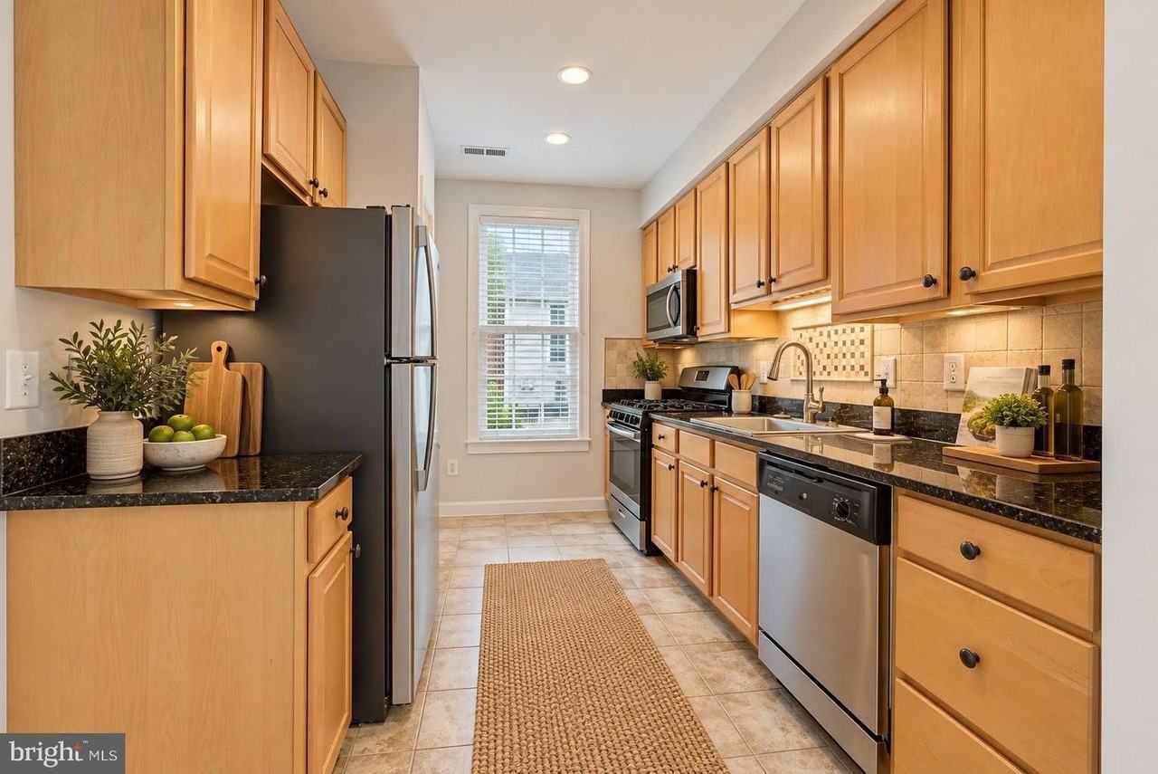 10903 Maple St - Photo 5 of 36