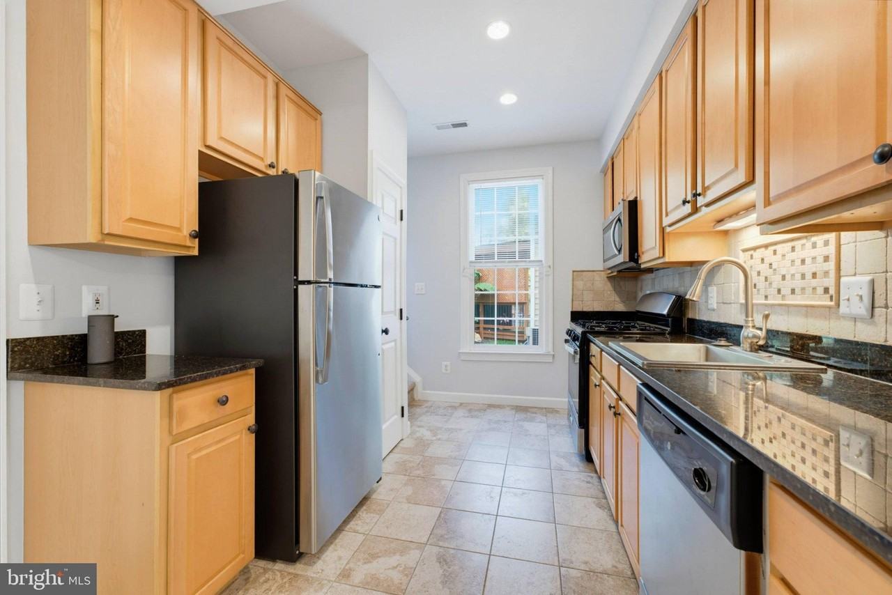 10903 Maple St - Photo 6 of 36