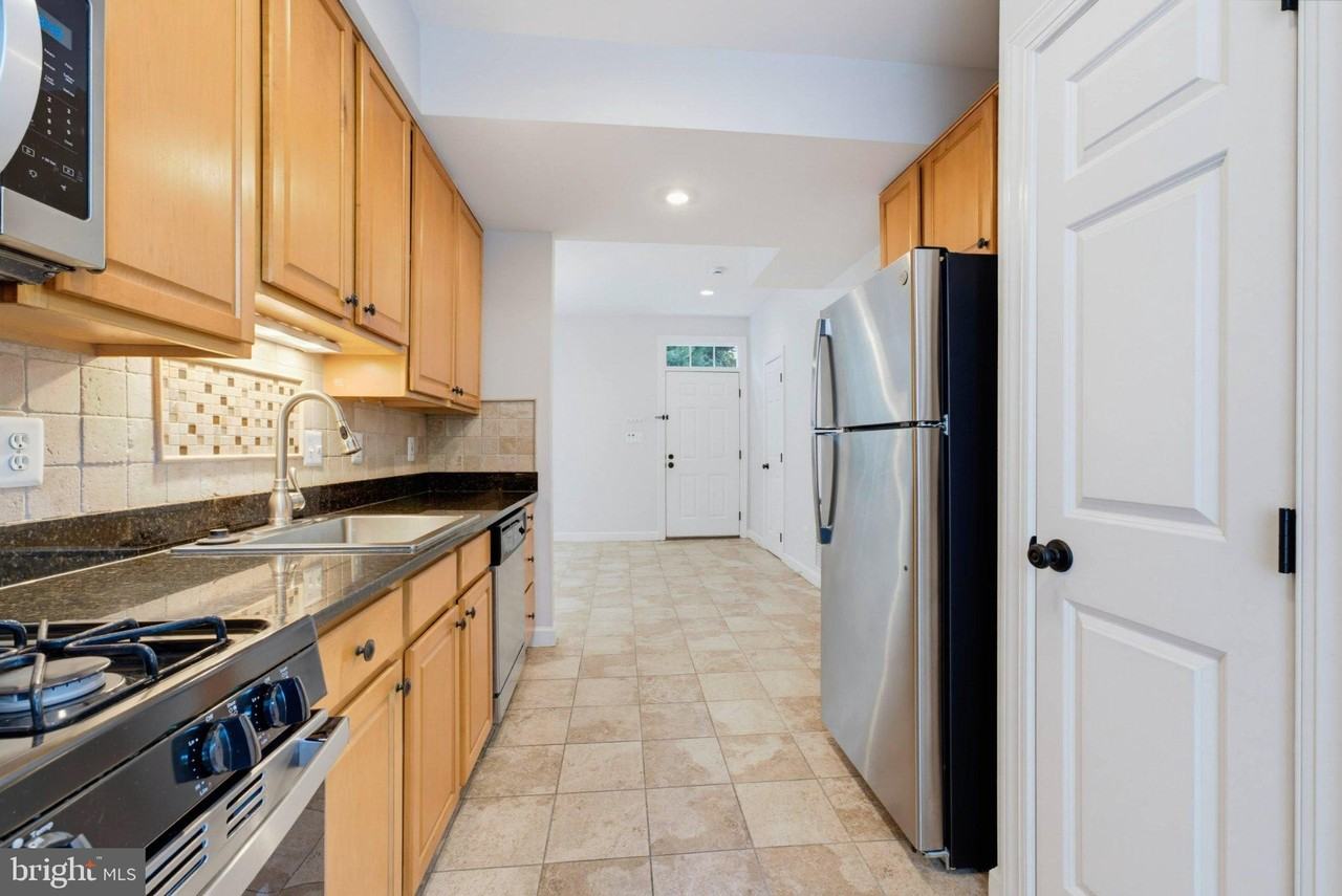 10903 Maple St - Photo 7 of 36