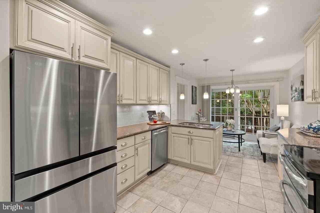 6312 Chaucer View Cir - Photo 7 of 48