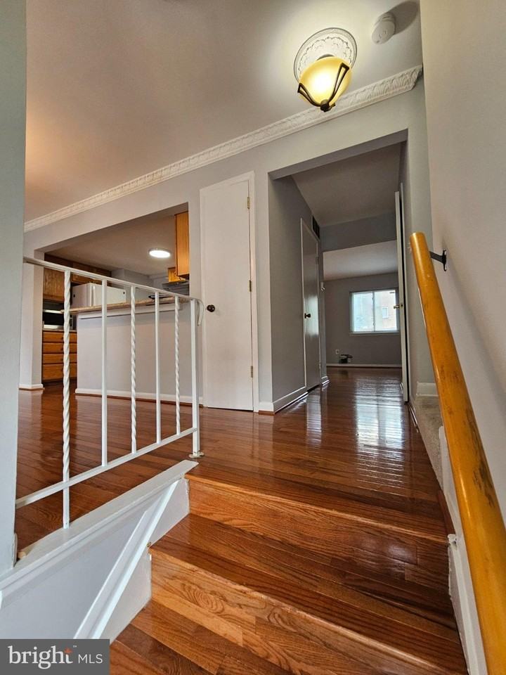9657 Lindenbrook St - Photo 4 of 41