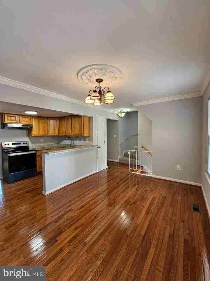 9657 Lindenbrook St - Photo 7 of 41