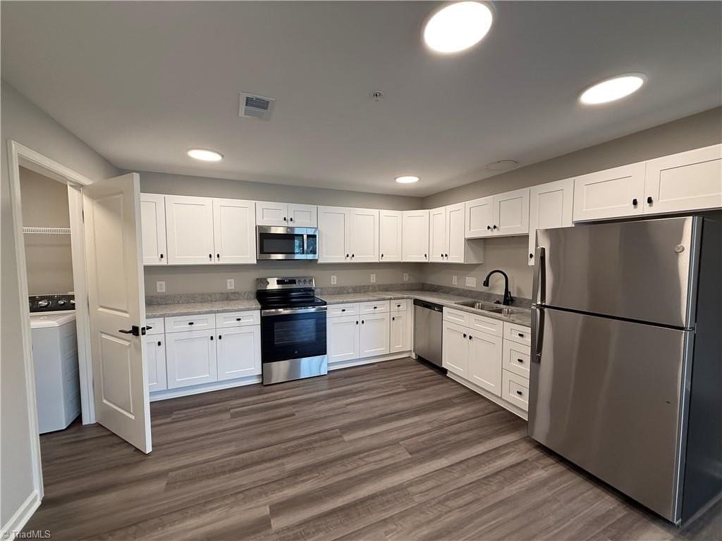 7085 Hanesbrook Cir - Photo 3 of 14