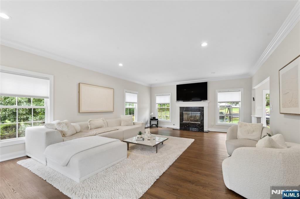 560 Van Emburgh Ave - Photo 4 of 43