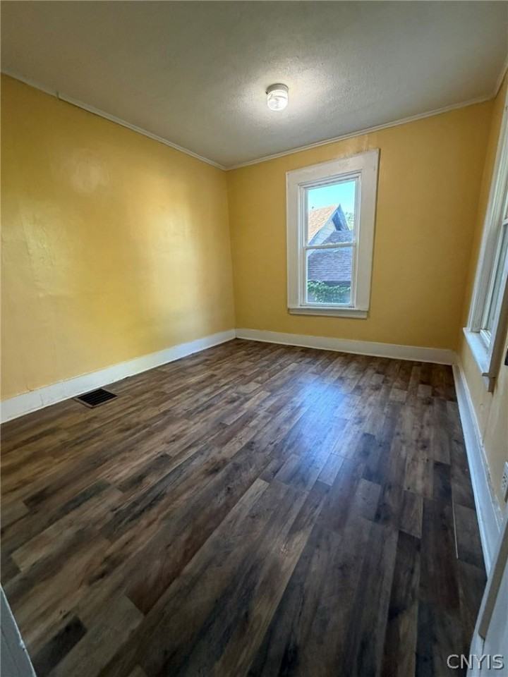 133 Delong Ave - Photo 2 of 7