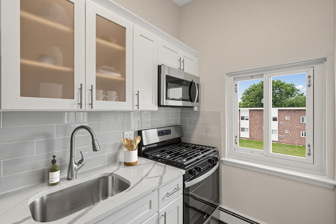 Eagle Rock Apartments at Patchogue Preserve - Photo 3 of 13