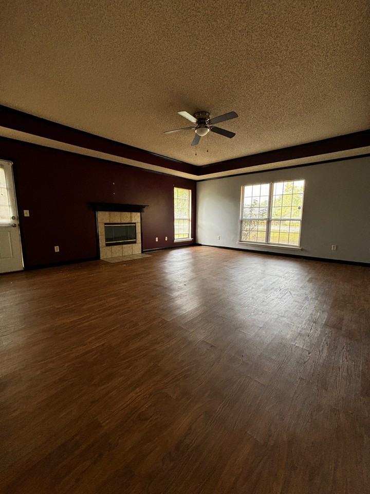 112 Wayfair Ln - Photo 2 of 11