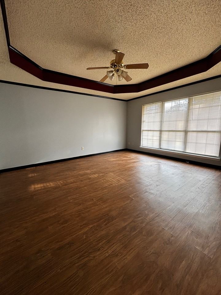112 Wayfair Ln - Photo 3 of 11