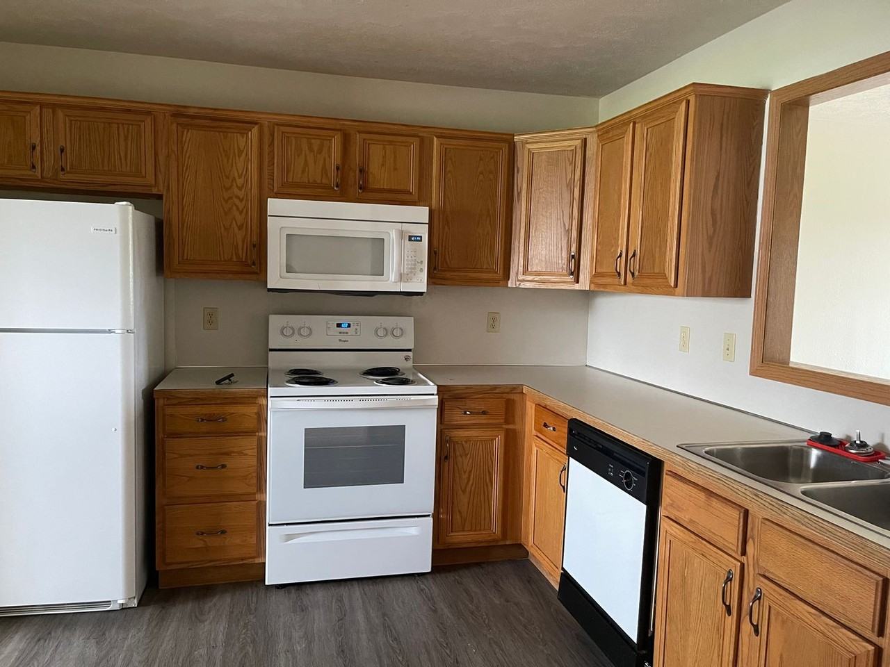 1284 S Pinhook Dr - Photo 2 of 8