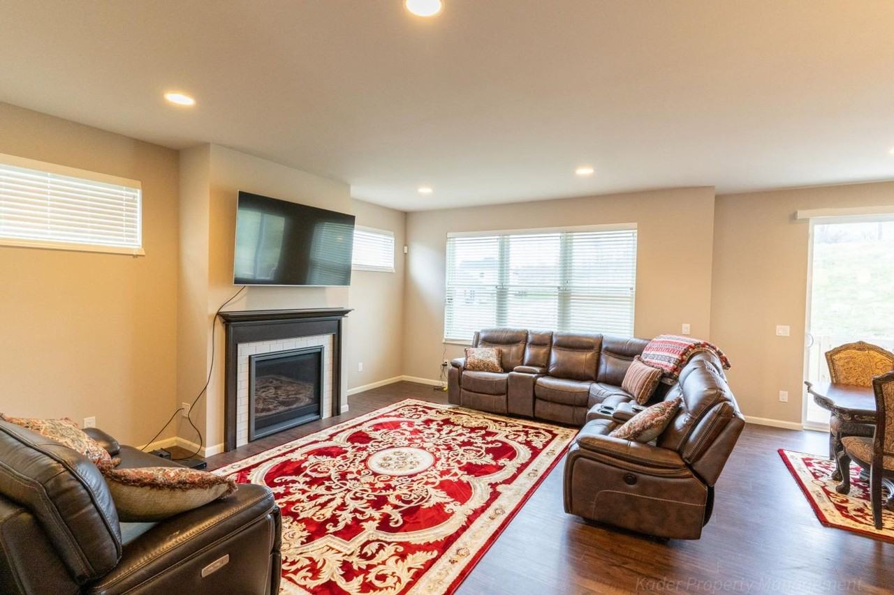 6142 Pine Ridge Way - Photo 3 of 33