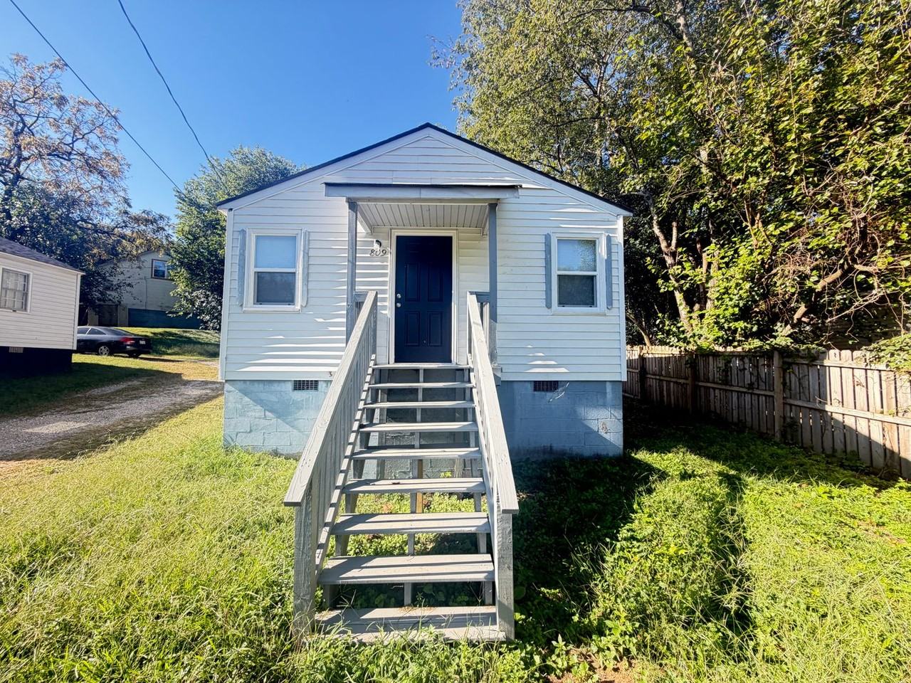 809 Oval St - Photo 2 of 12