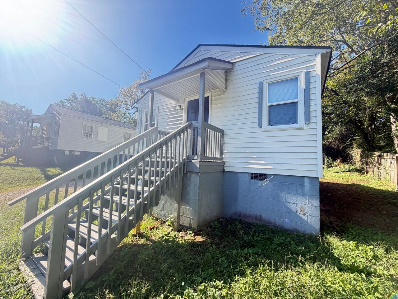 809 Oval St - Photo 3 of 12