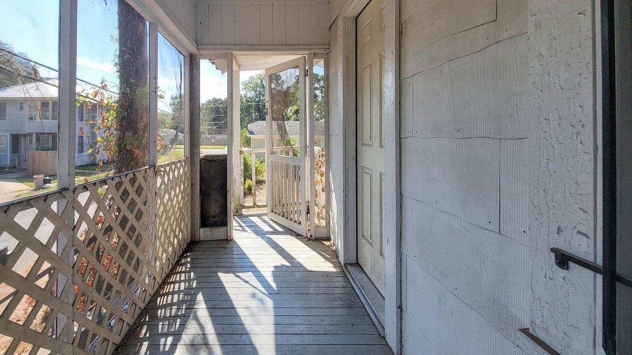 1408 Flower St - Photo 2 of 9