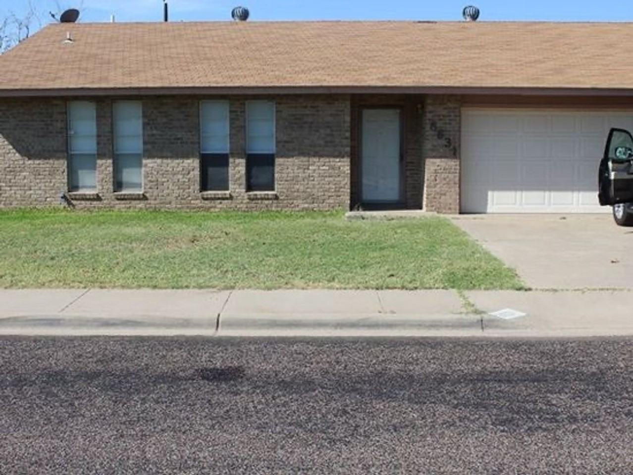 8631 Holiday Dr - Photo 2 of 4
