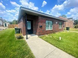featured image of 633 E School St