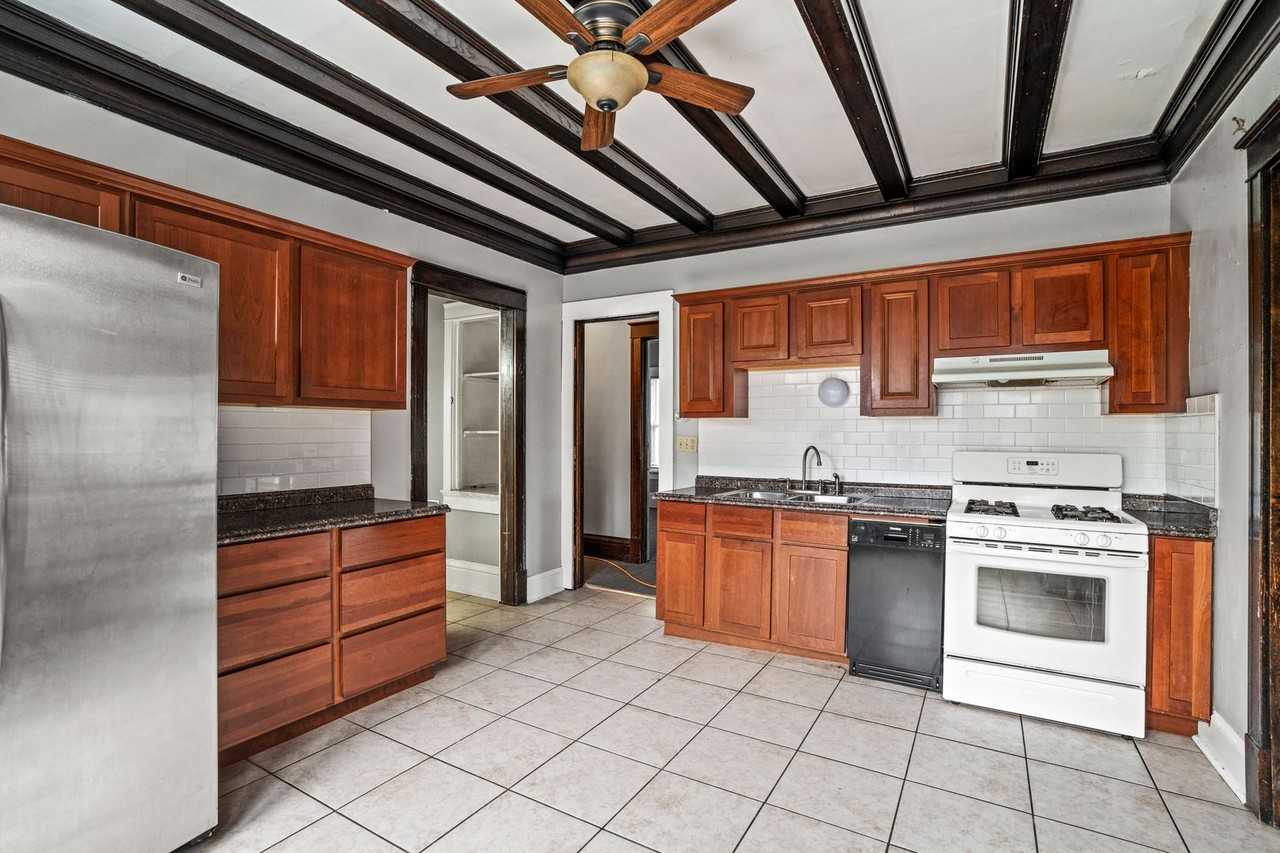 3005 N Maryland Ave - Photo 7 of 25