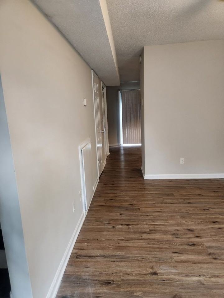 142 Villa Ct Apt C - Photo 2 of 26