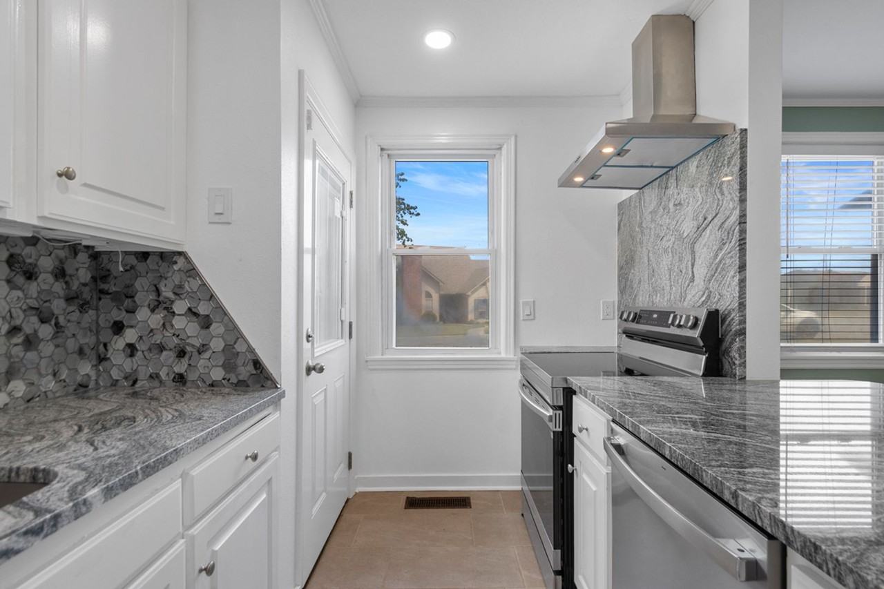 6609 Greenwood Rd - Photo 4 of 38