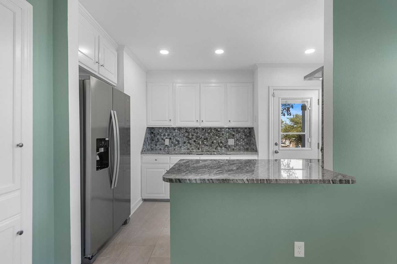 6609 Greenwood Rd - Photo 6 of 38