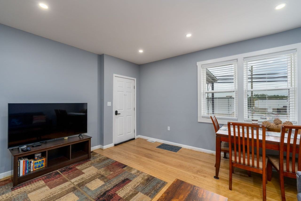 1047 Desoto Rd. - Photo 5 of 30