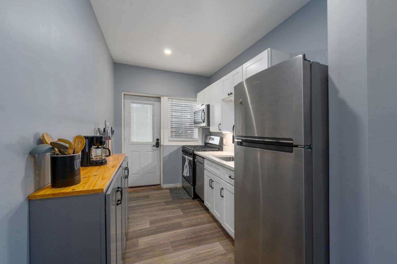 1047 Desoto Rd. - Photo 6 of 30