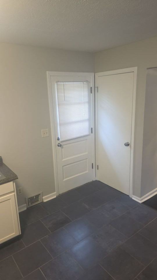 6805 Creston Dr - Photo 4 of 15