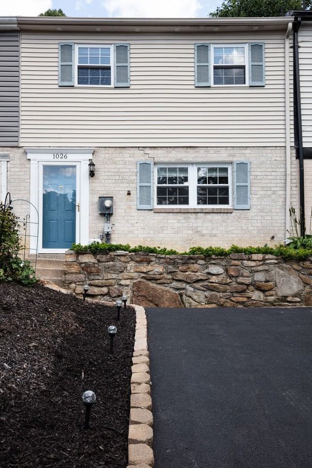 1026 Fox Run - Photo 2 of 45