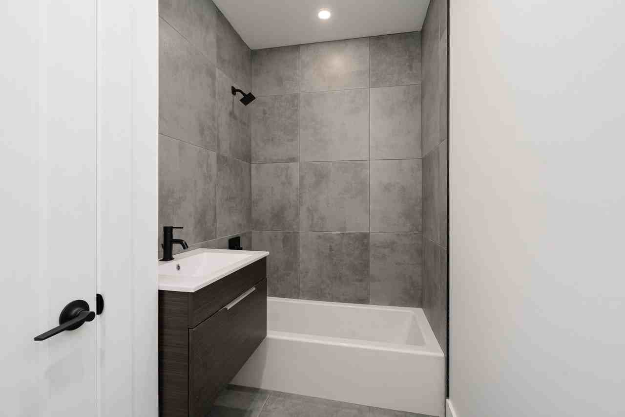 967 Rue Napoléon - Photo 2 of 12