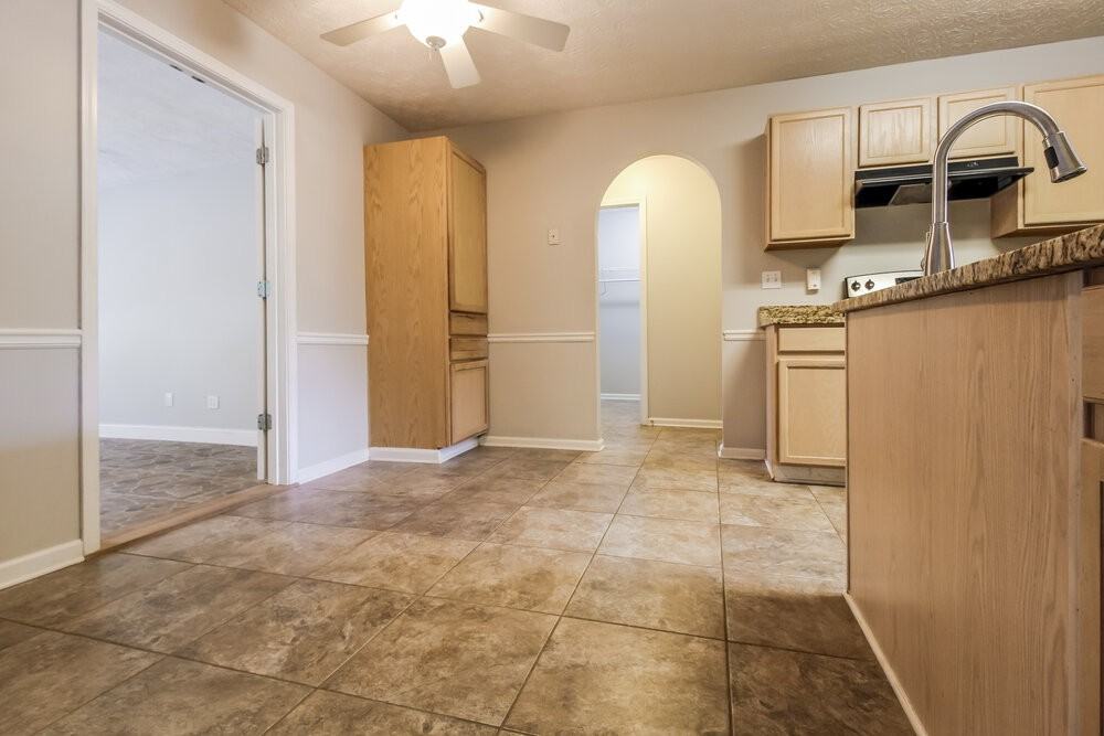 301 Greenleaf Ct - Photo 5 of 25