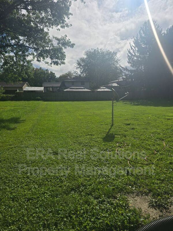 1910 Bairsford Dr - Photo 3 of 37