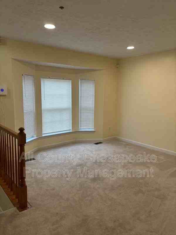 524 Harbour Ct - Photo 3 of 16