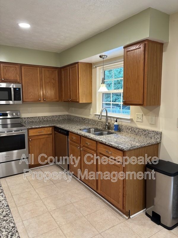 524 Harbour Ct - Photo 4 of 16