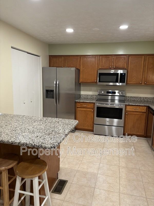 524 Harbour Ct - Photo 5 of 16