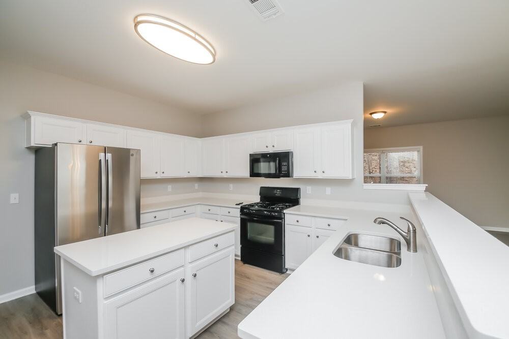 121 Holbrook Dr - Photo 7 of 17