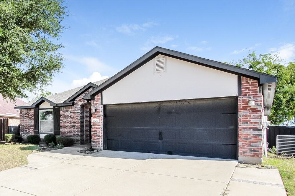 1628 Emily Ln - Photo 3 of 16