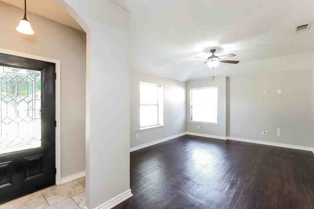 1628 Emily Ln - Photo 4 of 16