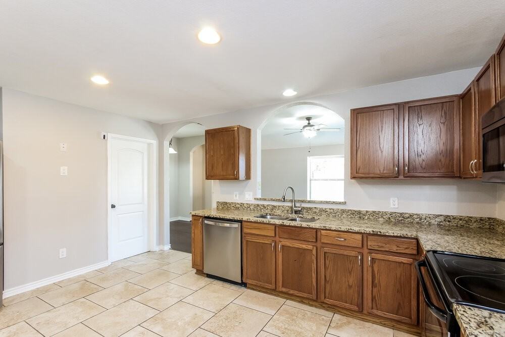 1628 Emily Ln - Photo 7 of 16