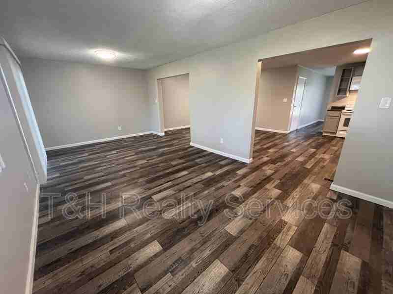 1112 Walton Dr - Photo 5 of 24