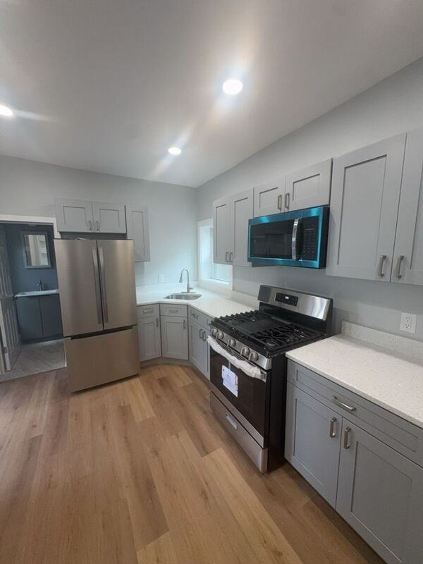 934 W Walnut St #1stFL - Photo 3 of 14