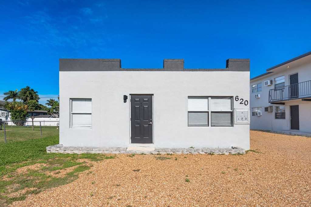 620 SW 6th St - Unit 1 - Photo 5 of 24