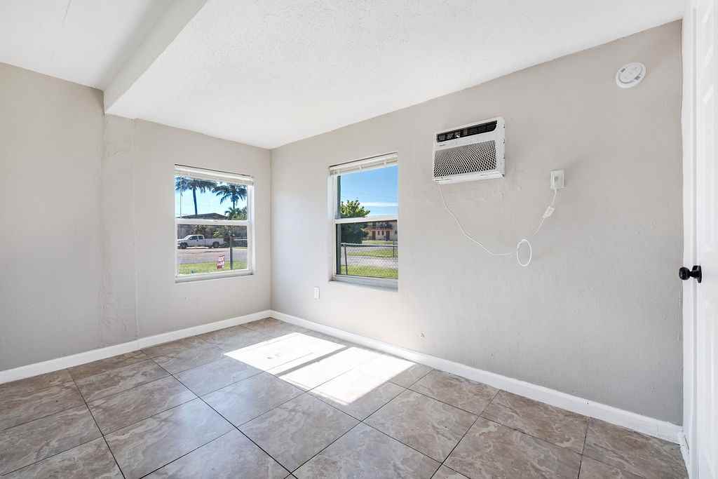 620 SW 6th St - Unit 1 - Photo 7 of 24